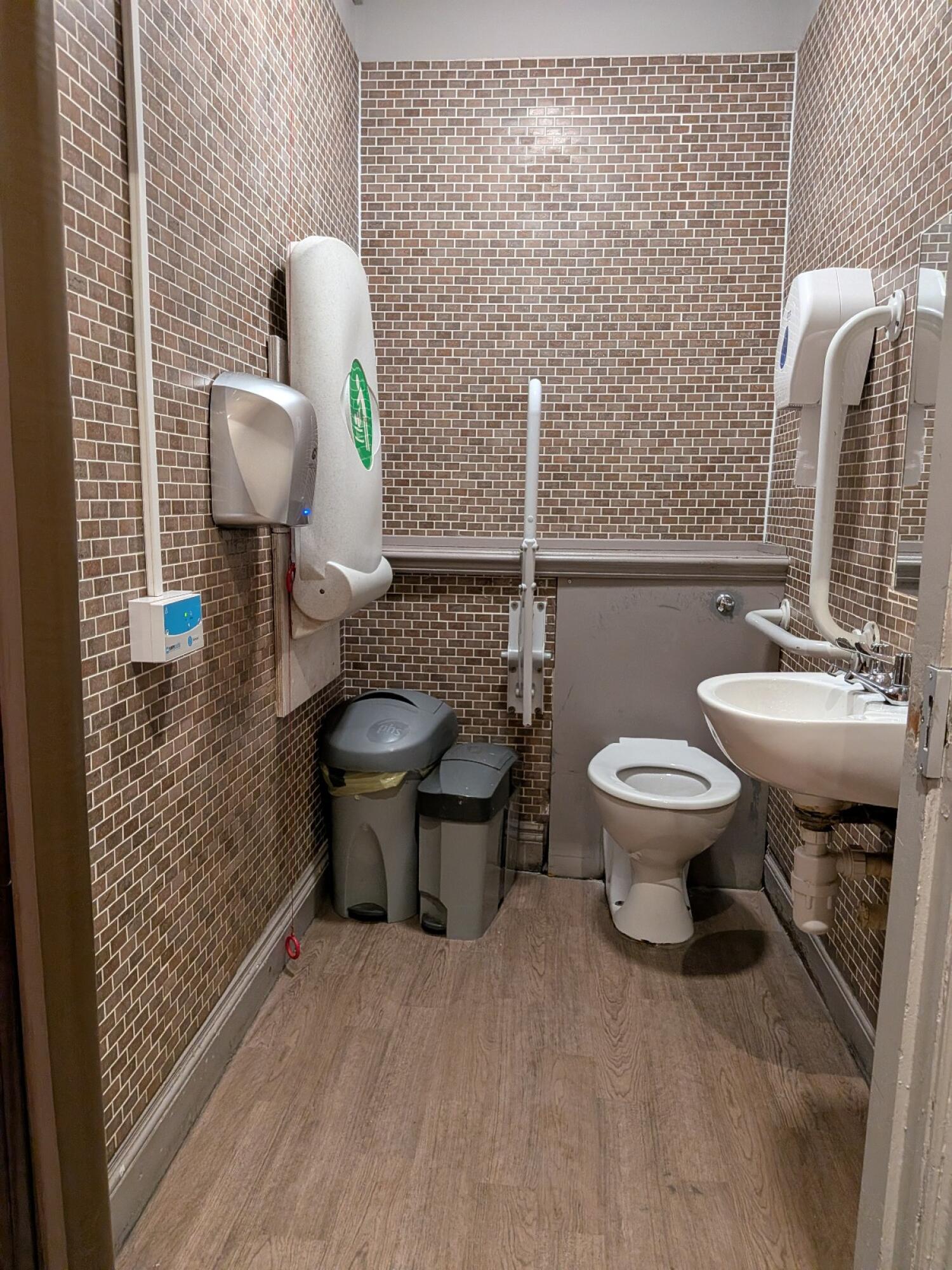 Wheelchair-accessible bathroom