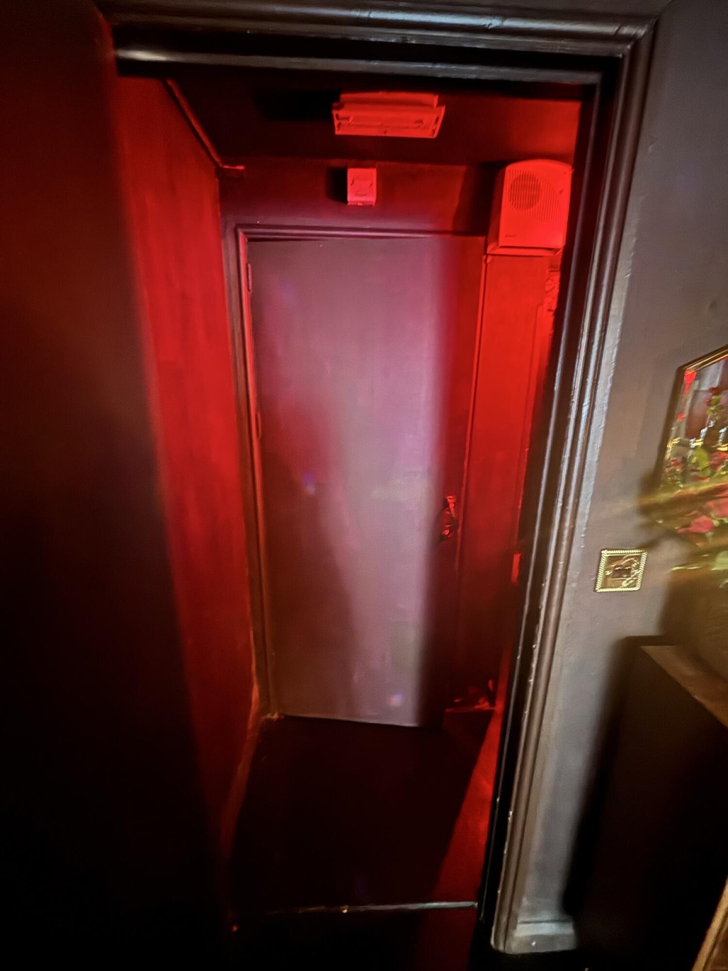 Non wheelchair-accessible bathroom