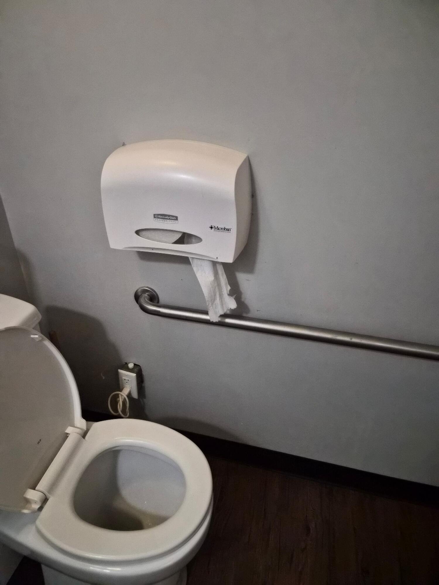 Wheelchair-accessible bathroom