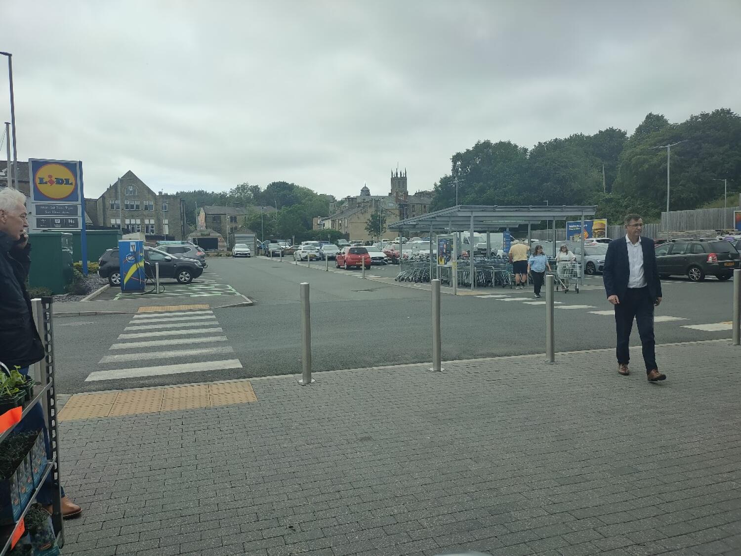 Outdoor – Front or street space