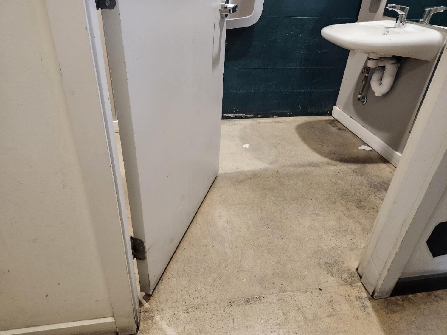 Wheelchair-accessible bathroom