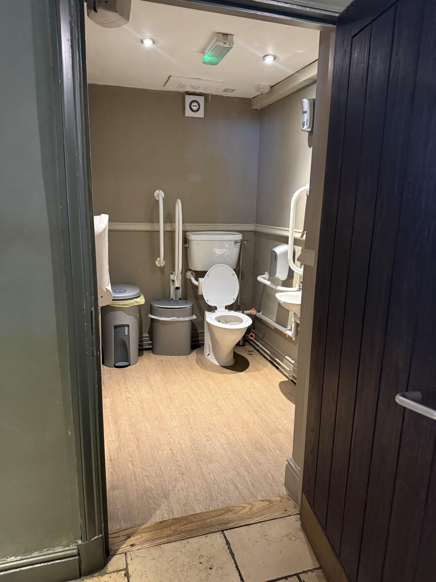 Wheelchair-accessible bathroom