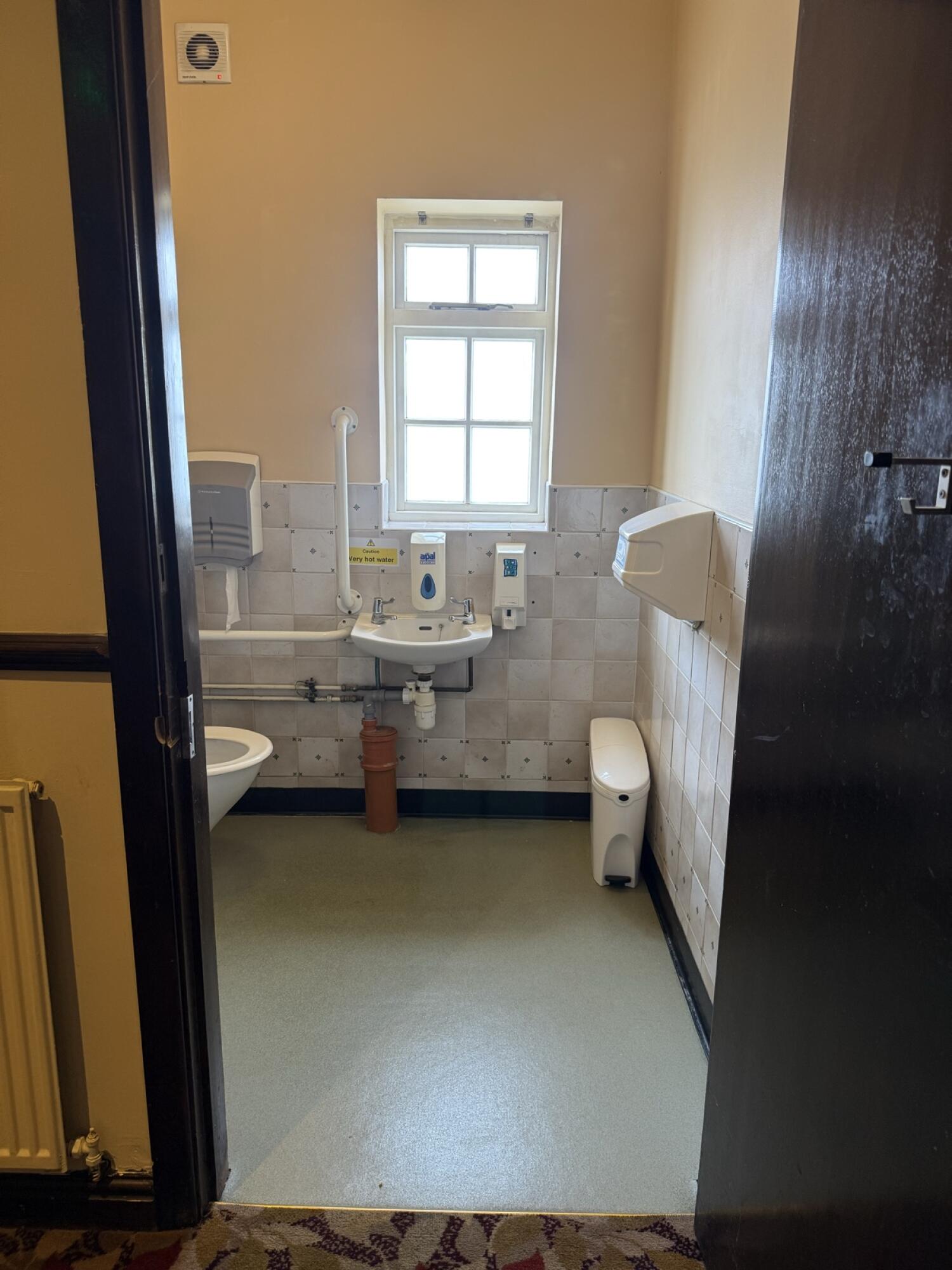 Wheelchair-accessible bathroom