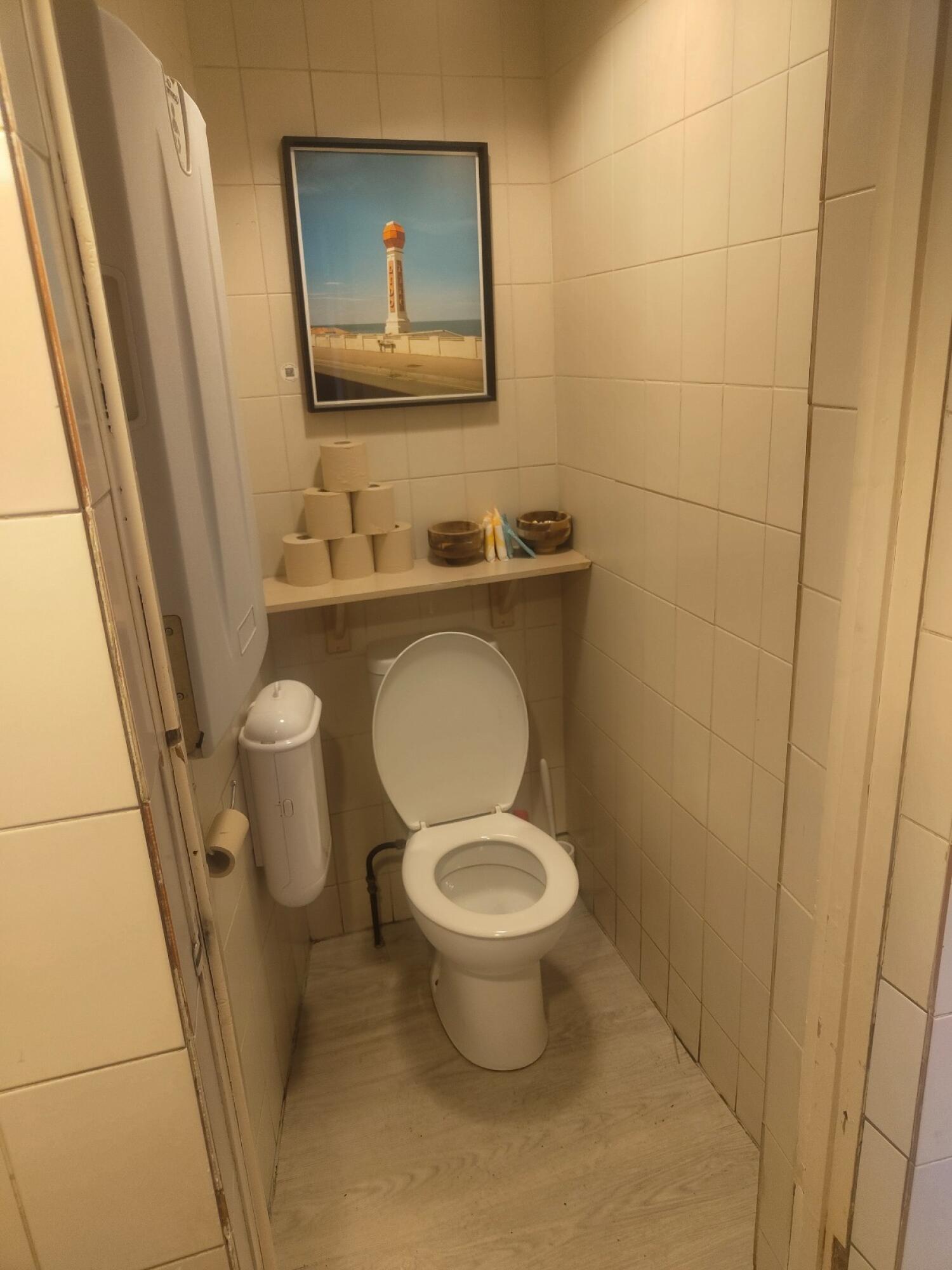 Wheelchair-accessible bathroom