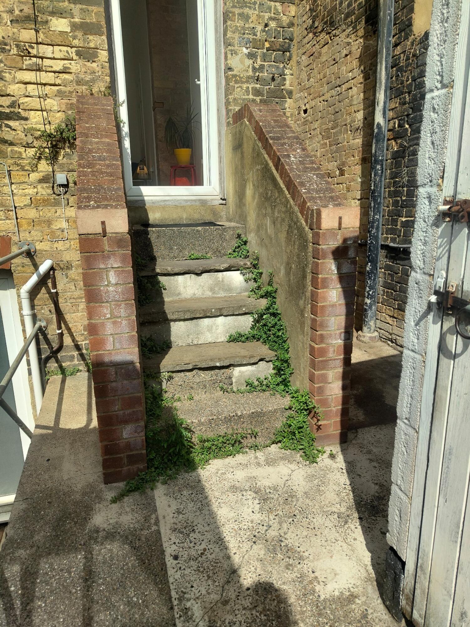 Non wheelchair-accessible bathroom