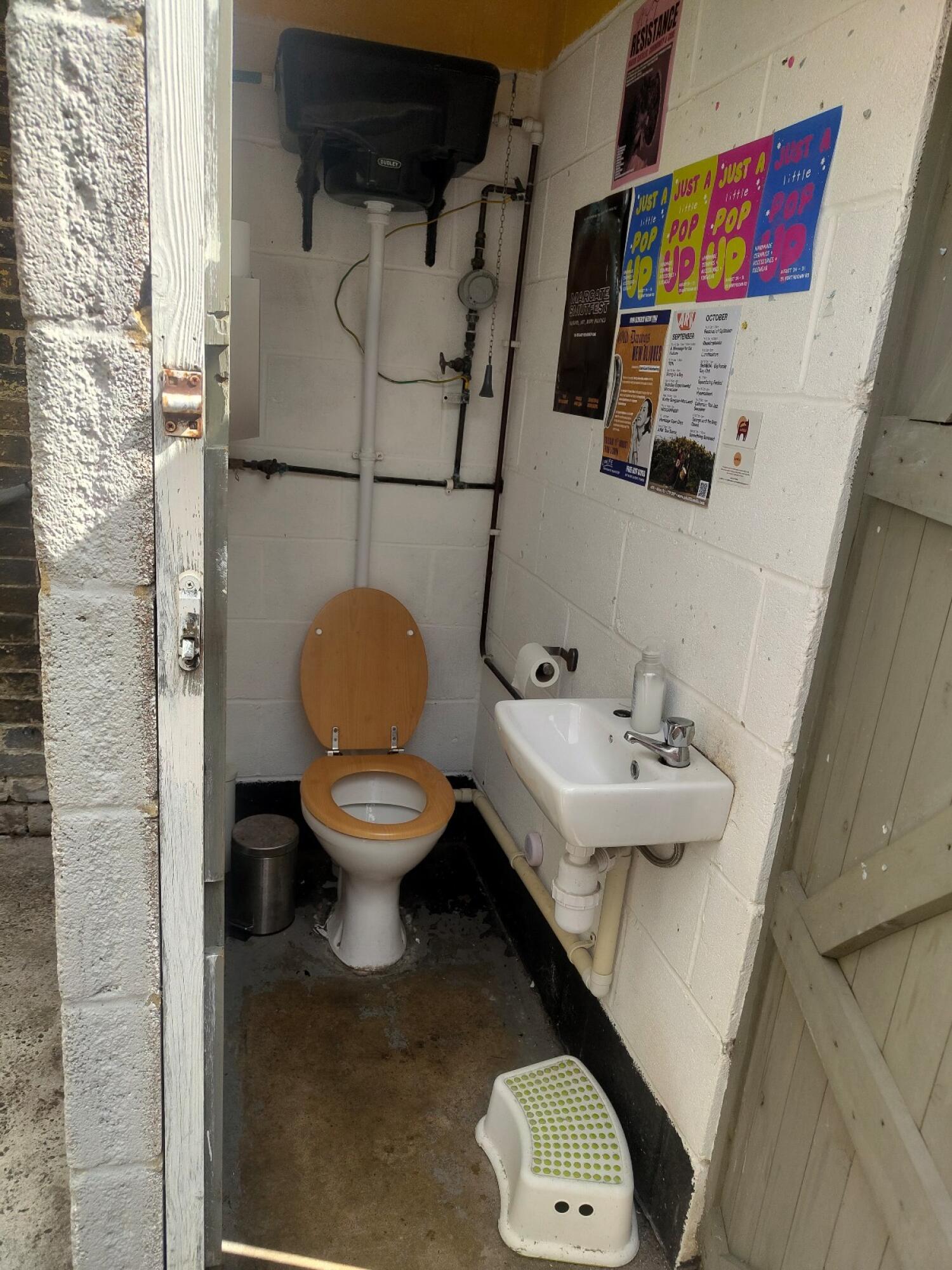 Non wheelchair-accessible bathroom