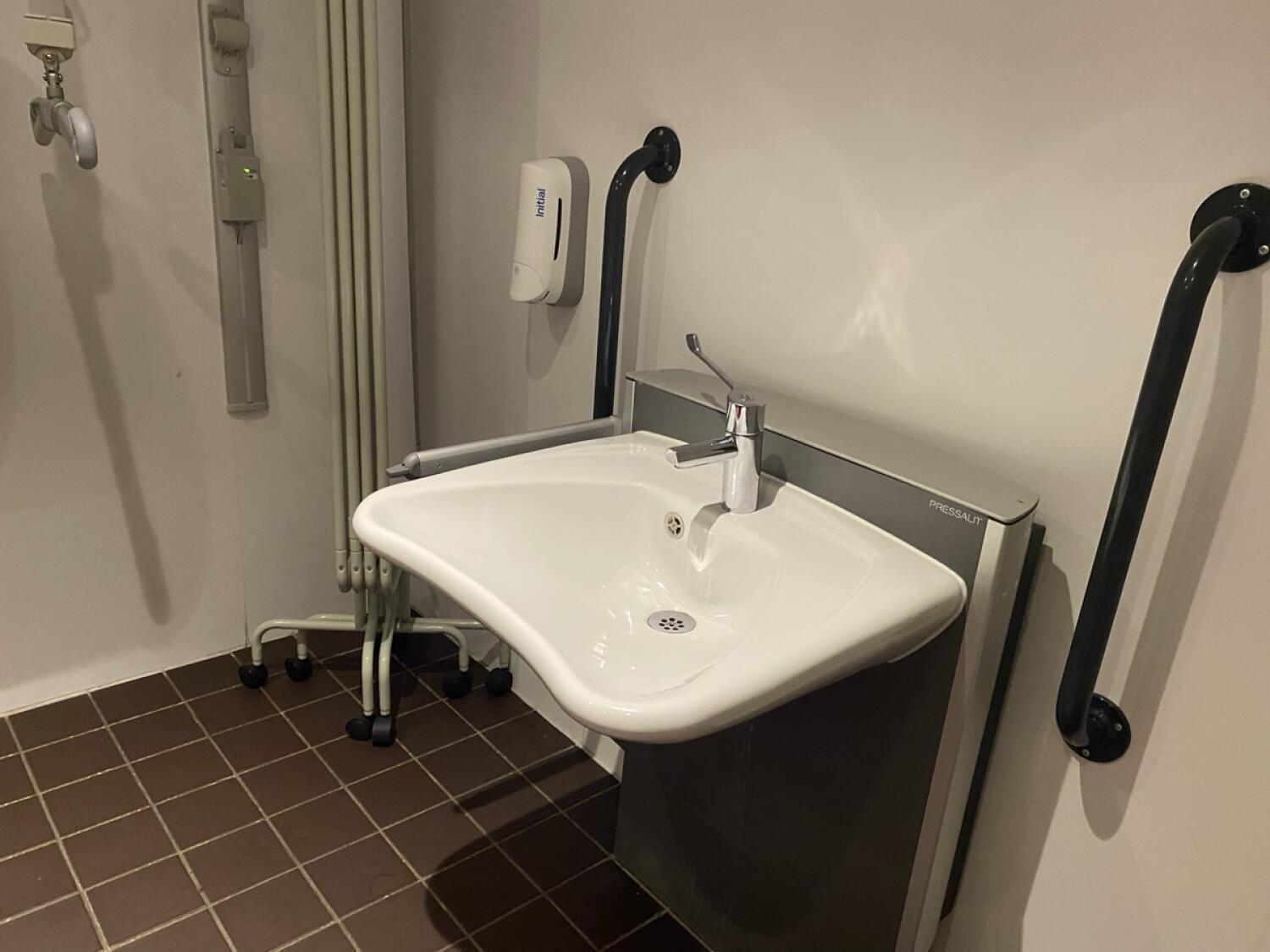 Sink on right wall.