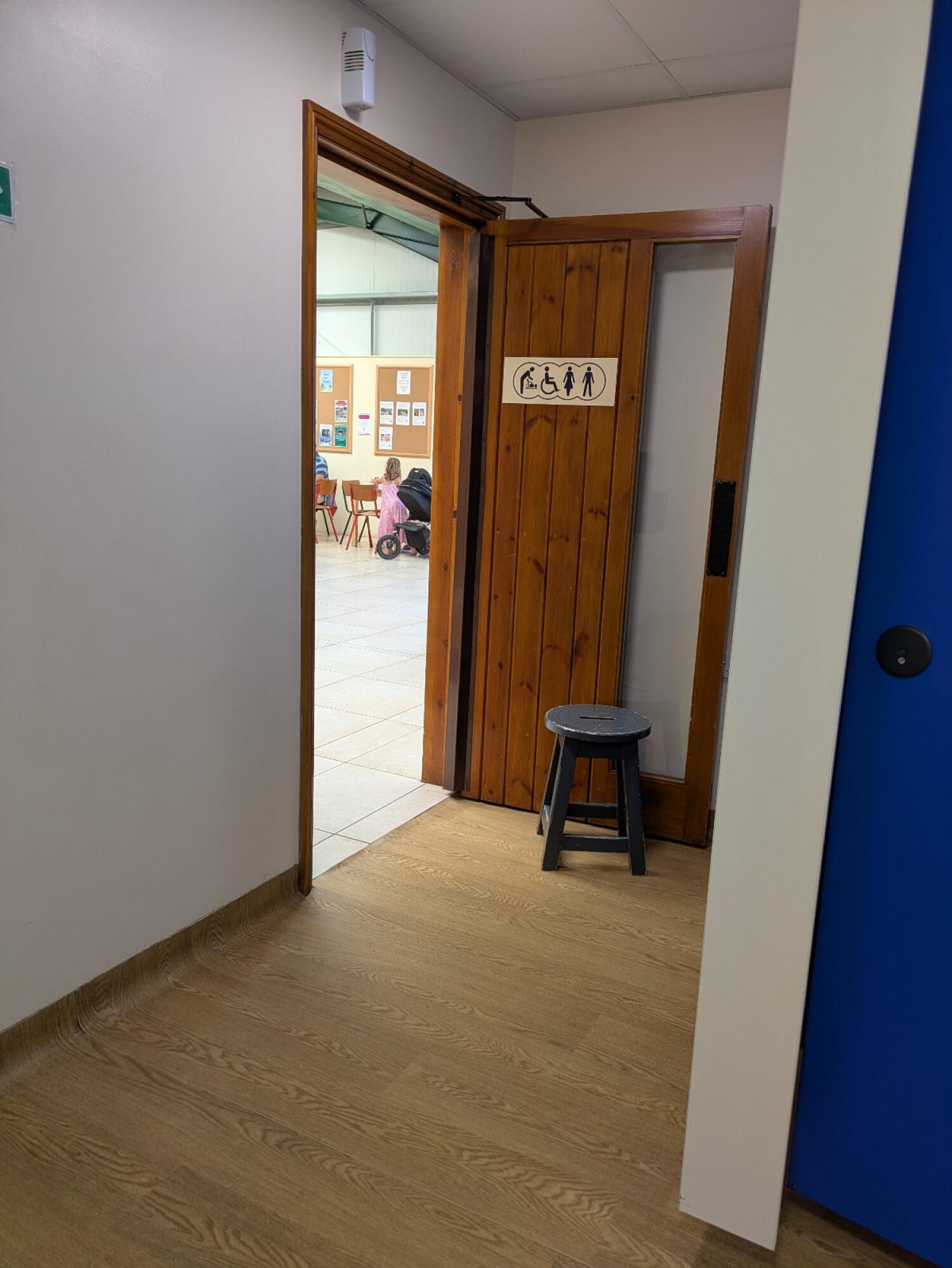 Wheelchair-accessible bathroom