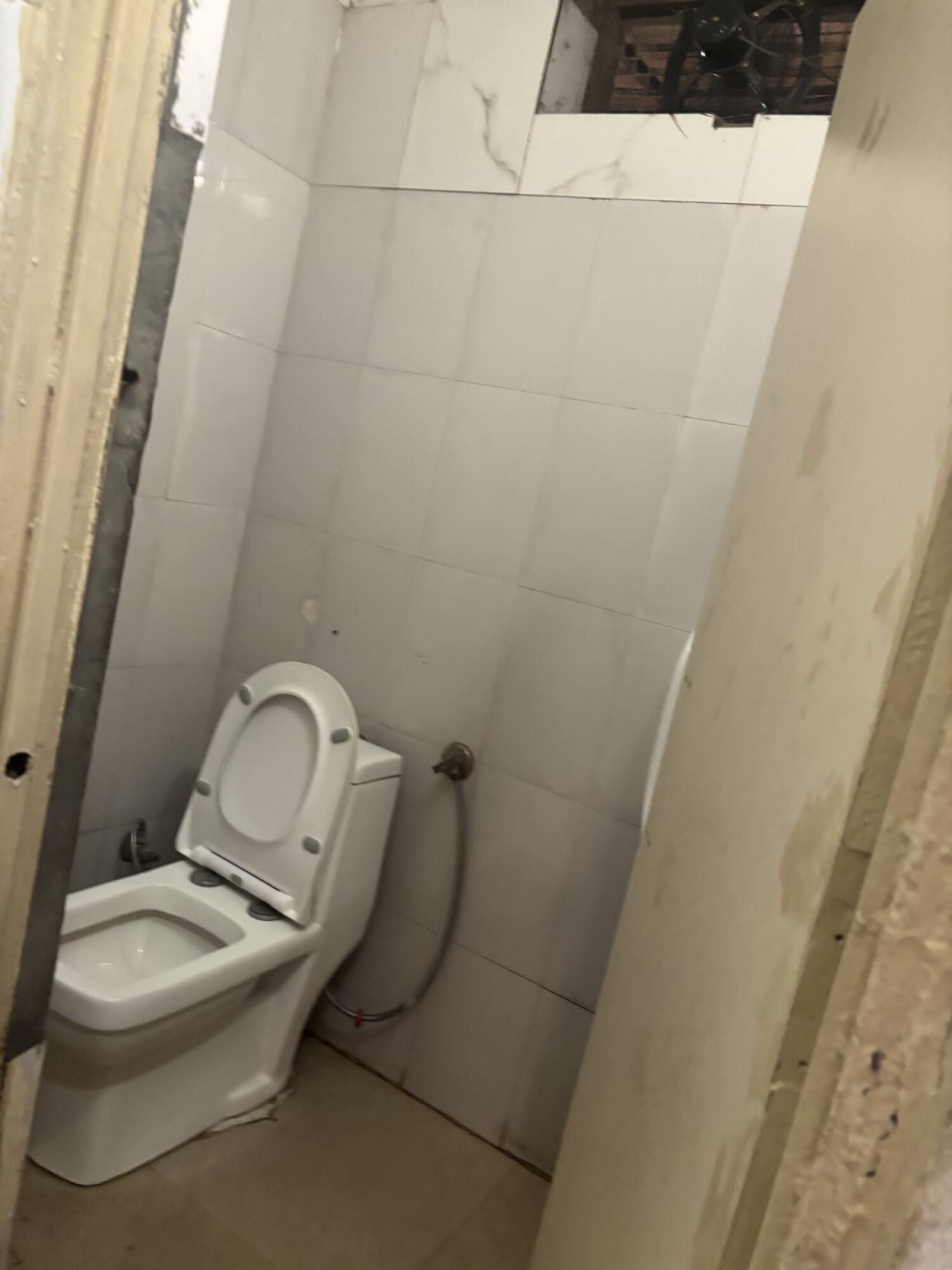 Non wheelchair-accessible bathroom