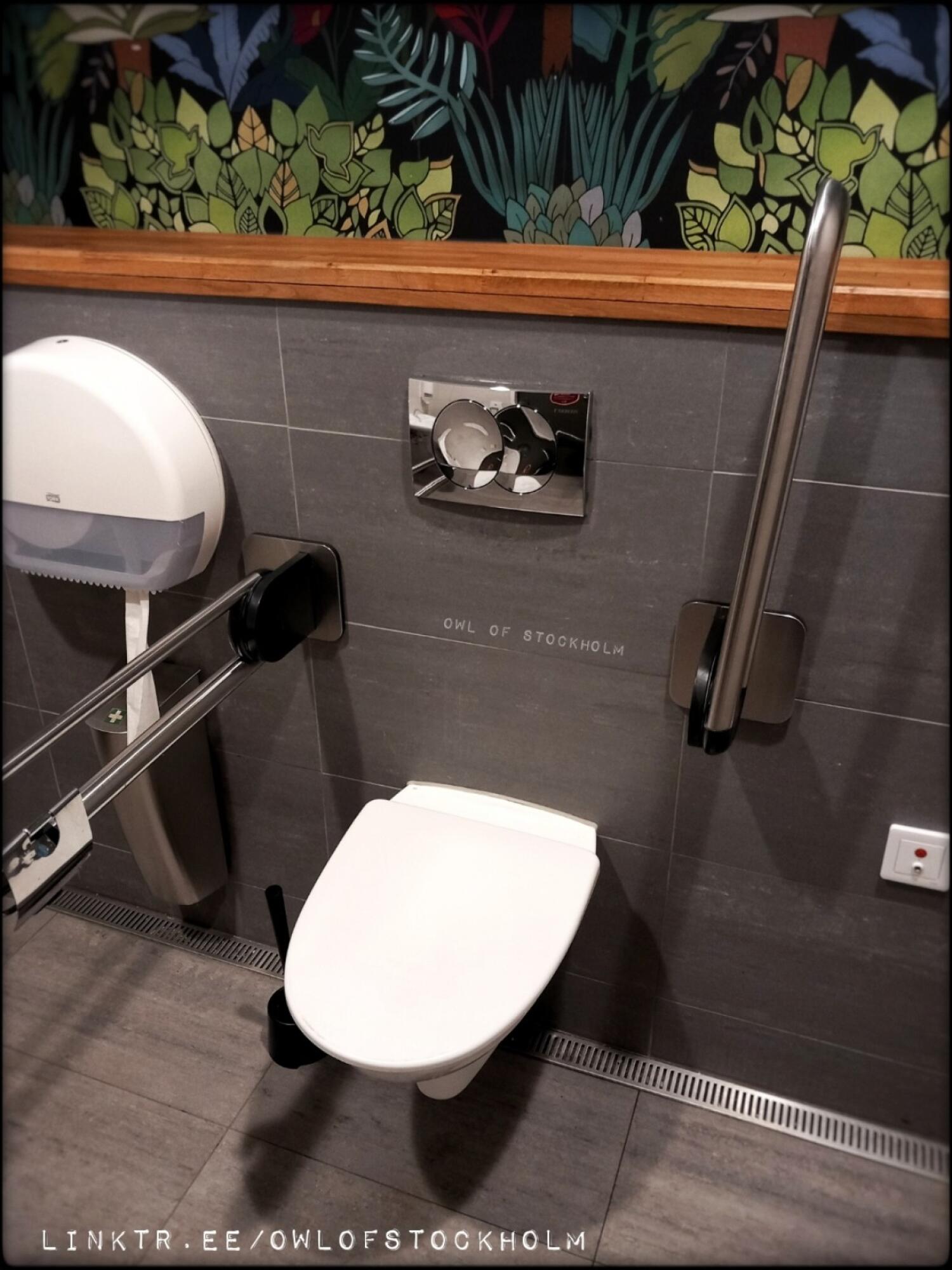 Wheelchair-accessible bathroom