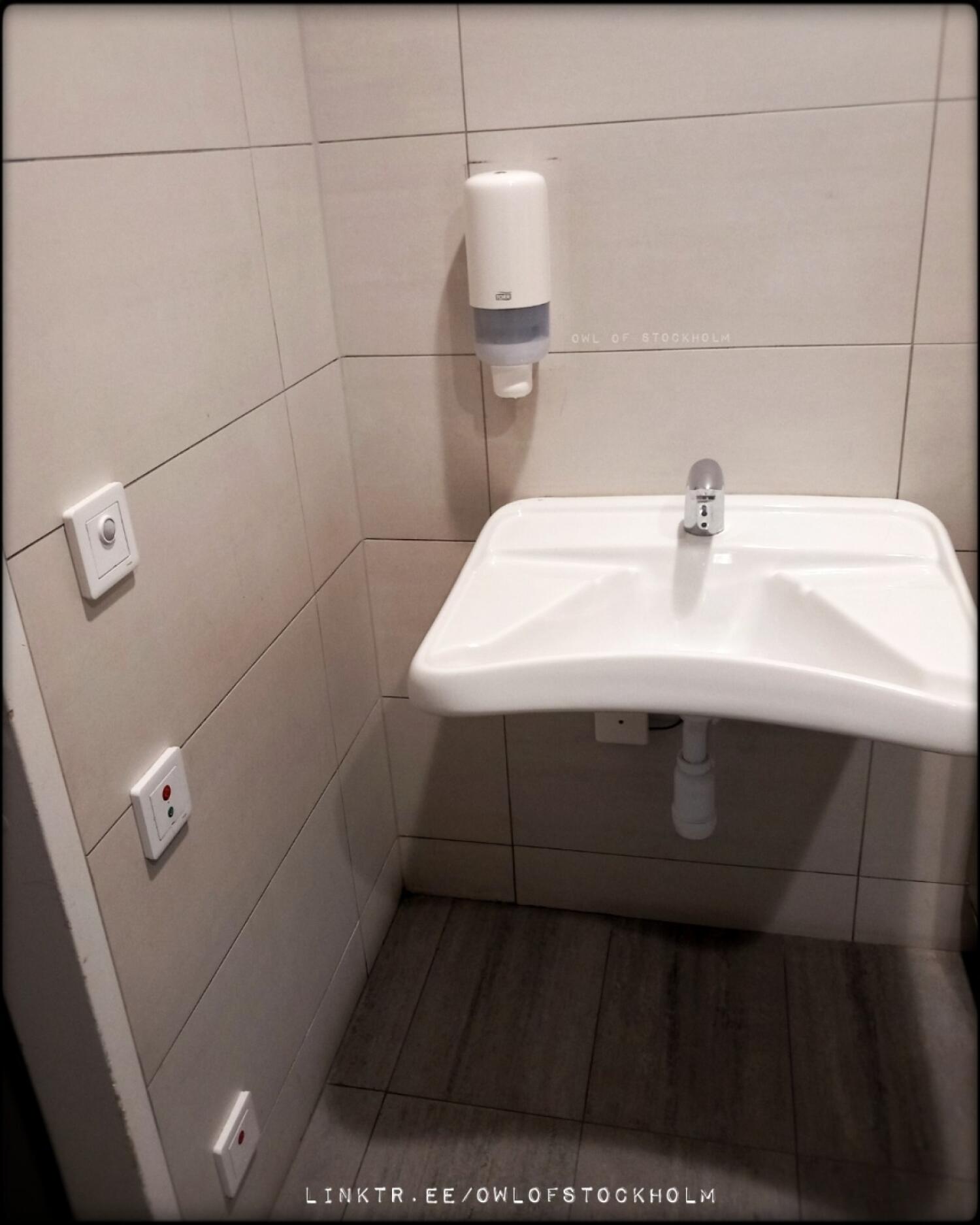 Wheelchair-accessible bathroom