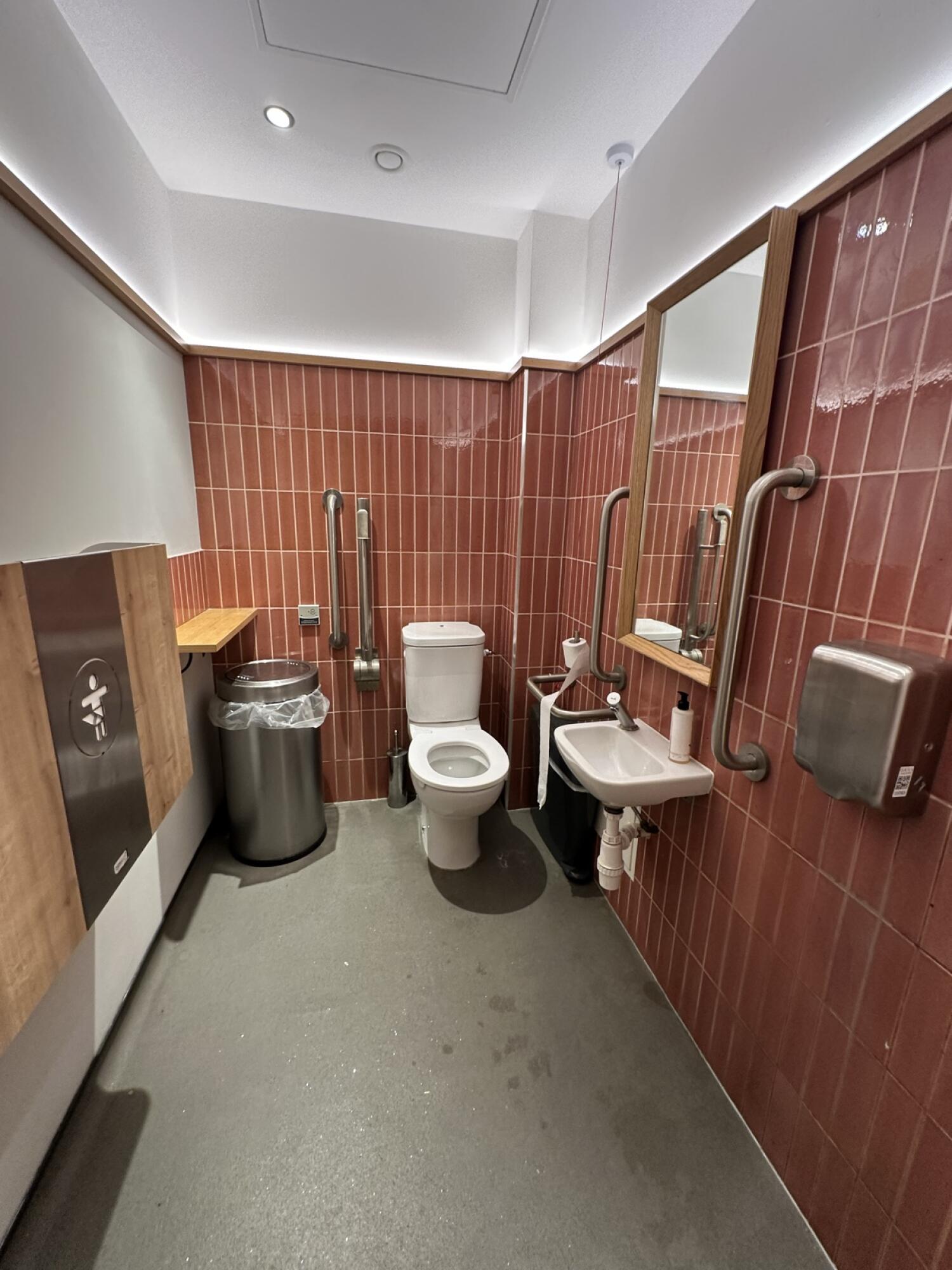 Wheelchair-accessible bathroom