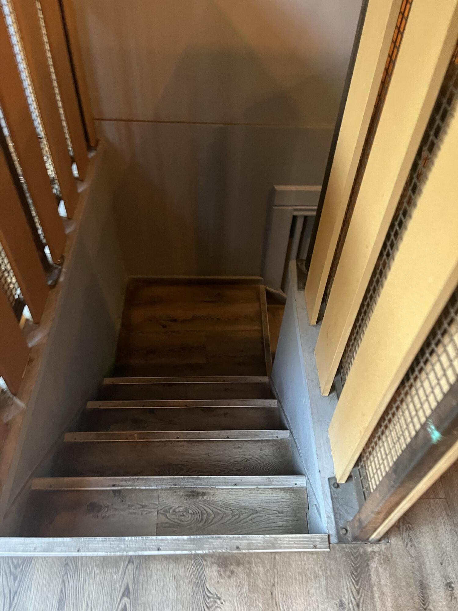 Non wheelchair-accessible bathroom