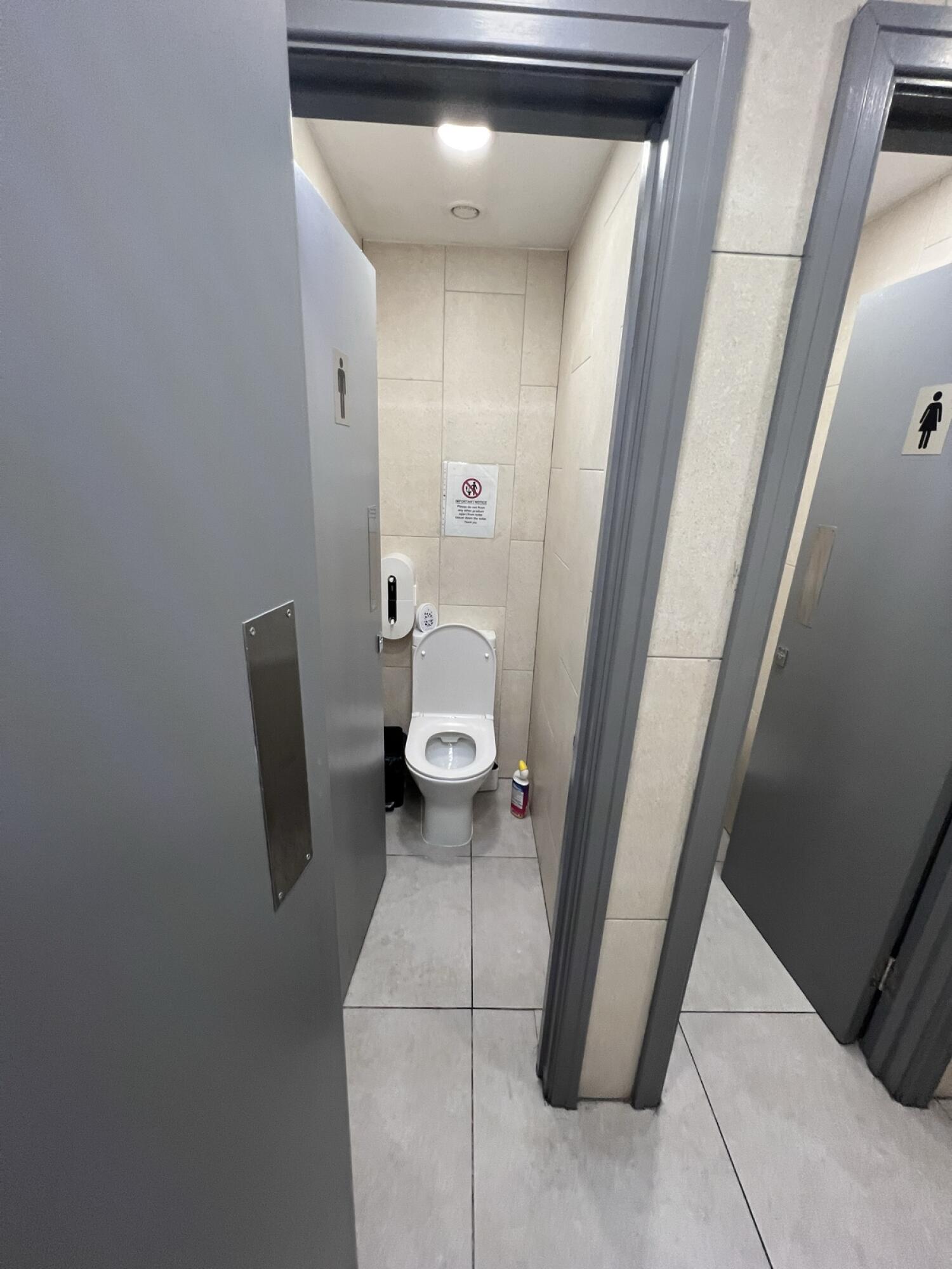 Non wheelchair-accessible bathroom