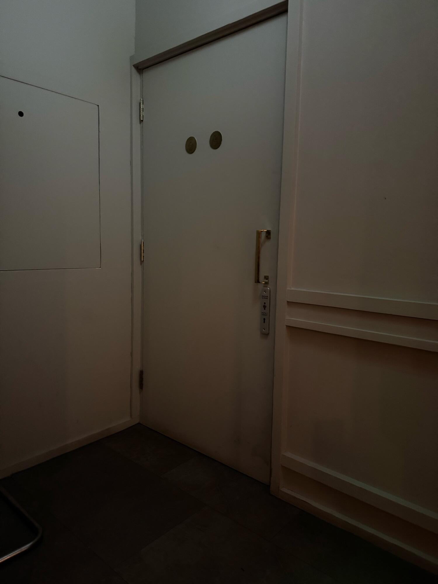 Wheelchair-accessible bathroom
