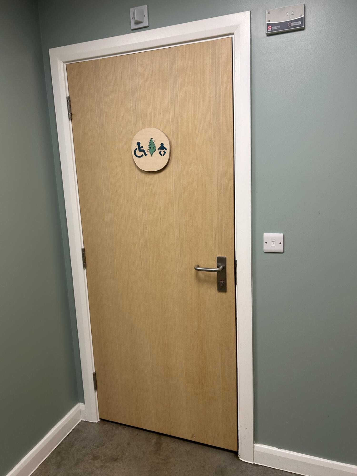 Wheelchair-accessible bathroom