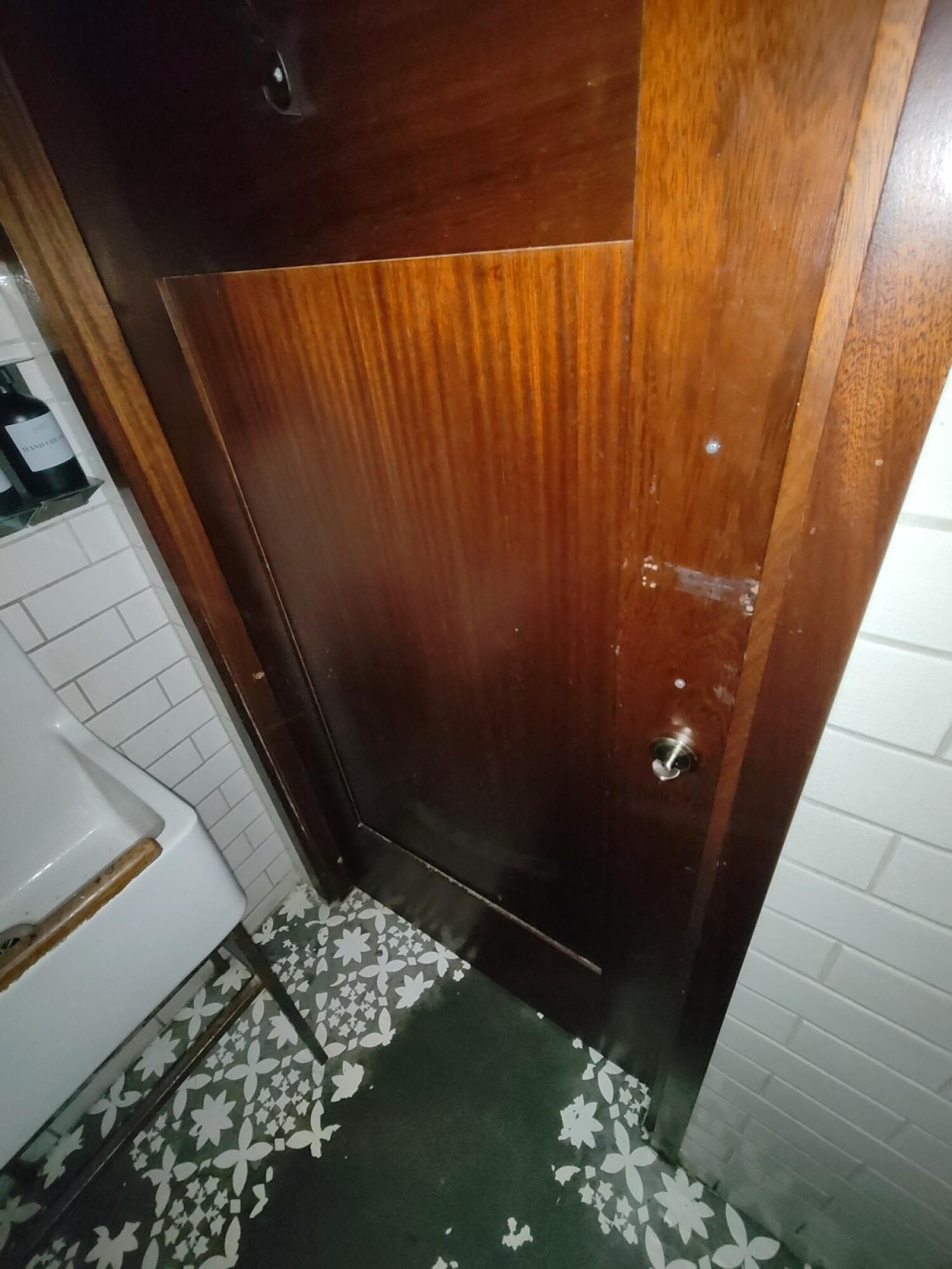 Handle on right. Use handle to open.