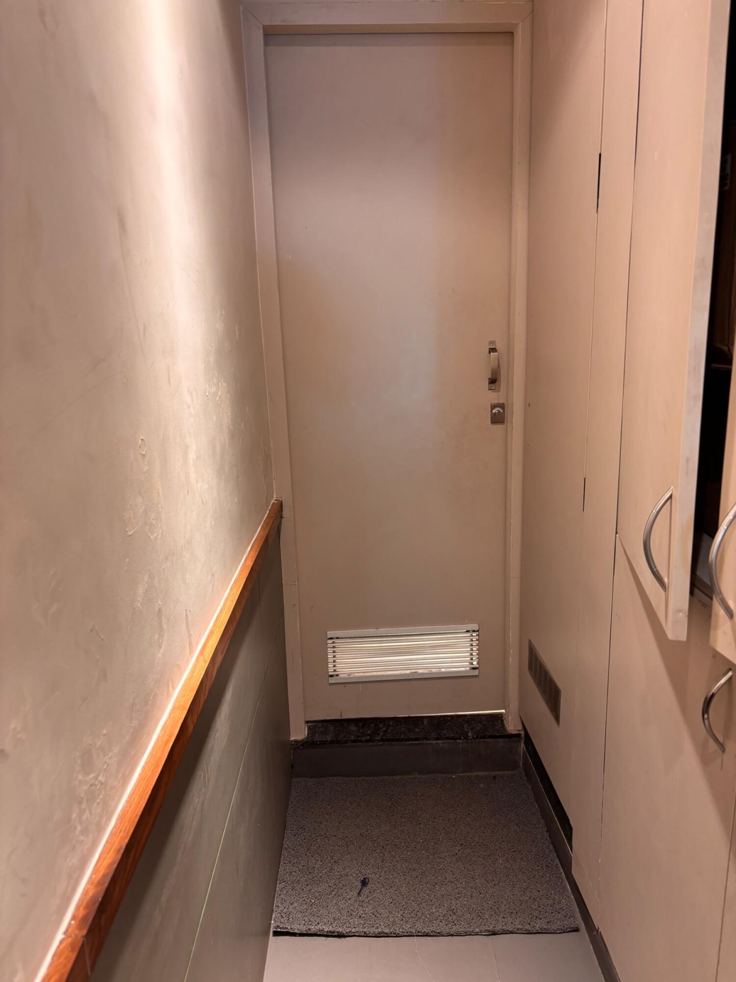 Non wheelchair-accessible bathroom