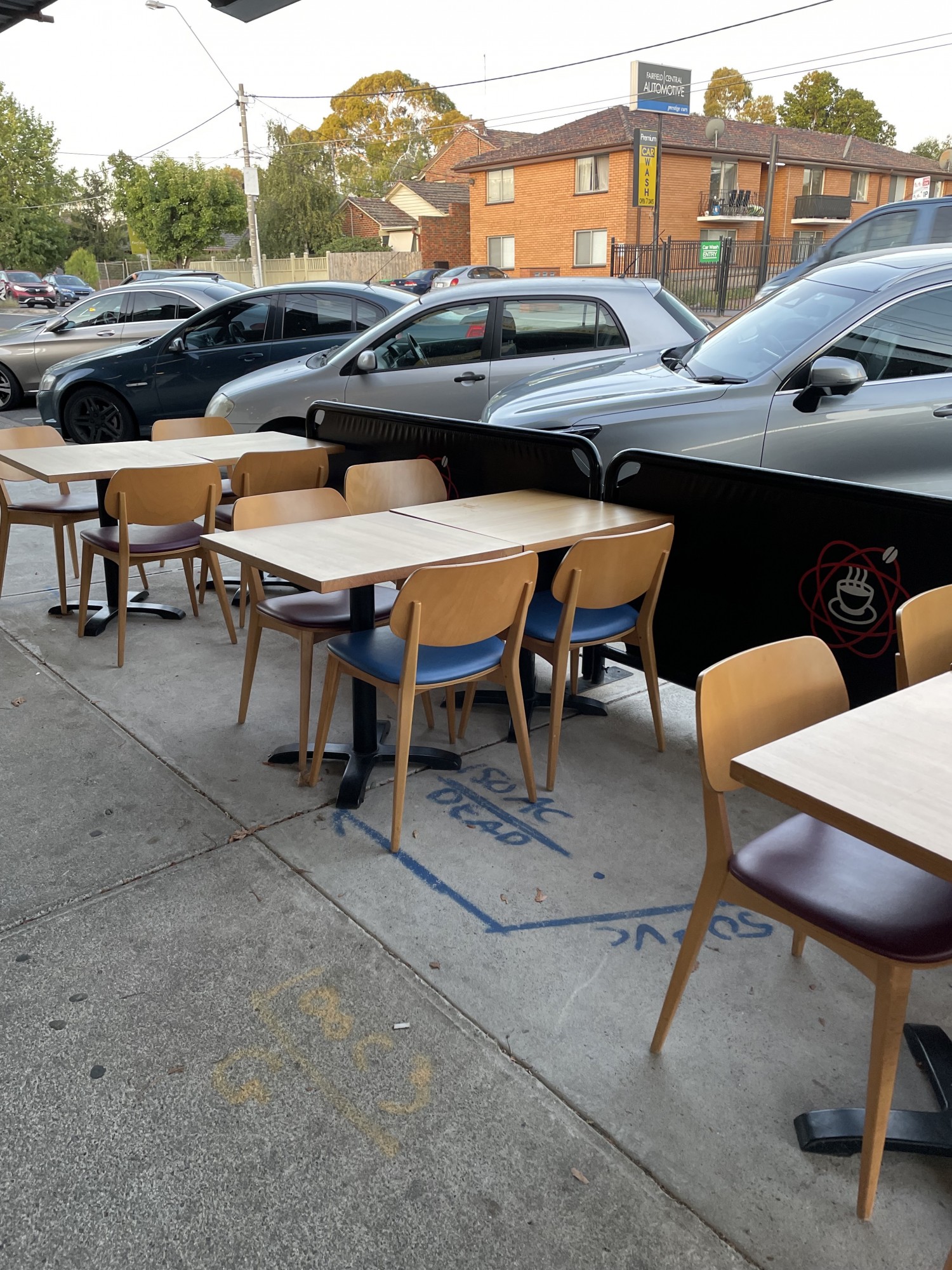 Street tables on footpath
