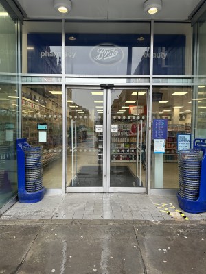 View from the main entrance. Straight ahead there is an automatic double door.