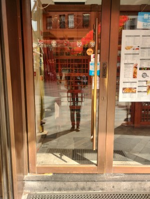 Picture of main entrance. You have to push the door open to the left. The handle is at the right. There is one step when you enter.