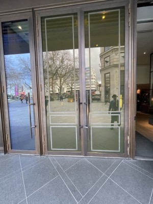 Double doors. They are pull doors. Right doors should be pulled from the left and left door should be pulled from the right. However there are doormen that open them for you. There is a handle down the middle of doors at the centre of double doors.