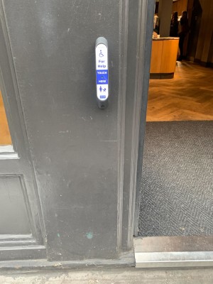 Assistance button at entrance to the right of the door at seat height.