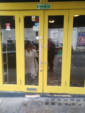 Picture of main entrance. You have to pull the door open to the left. The handle is at the right. There is a small step.