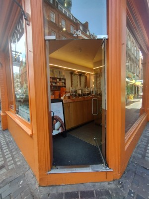 Picture of main entrance. You have to push the door open to the right. The handle is at the left. There is one step at the entrance.