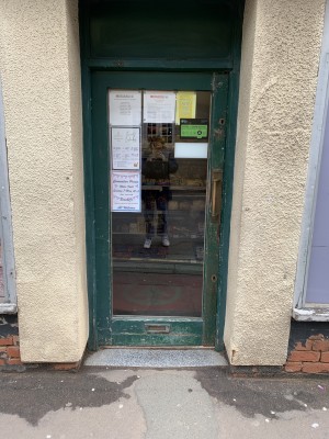 Door push from the right to open with vertical handle. Displays straight ahead, counter to right.