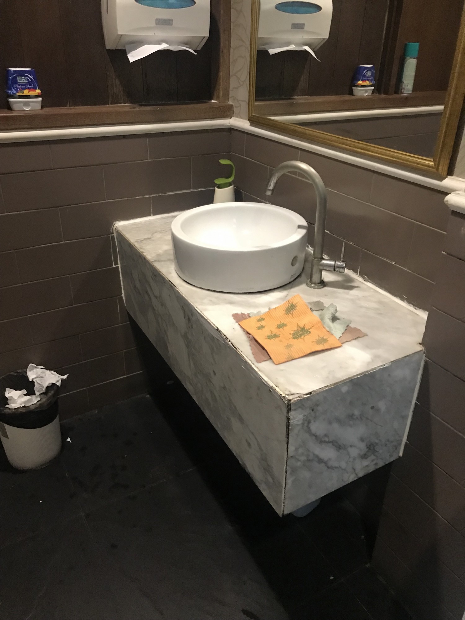 Hand wash basin