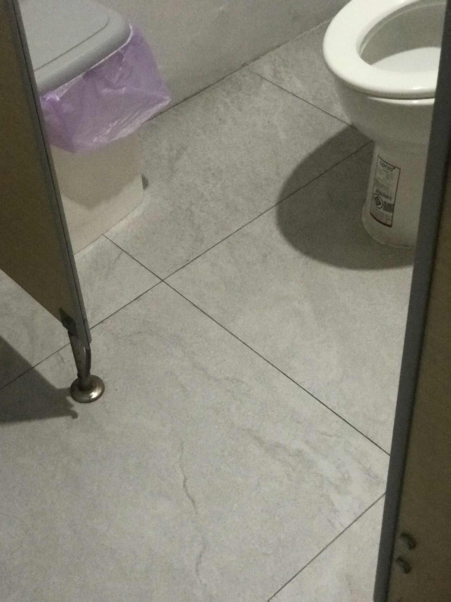 Narrow  doors to bathroom bowl - door possibly< 75 cm