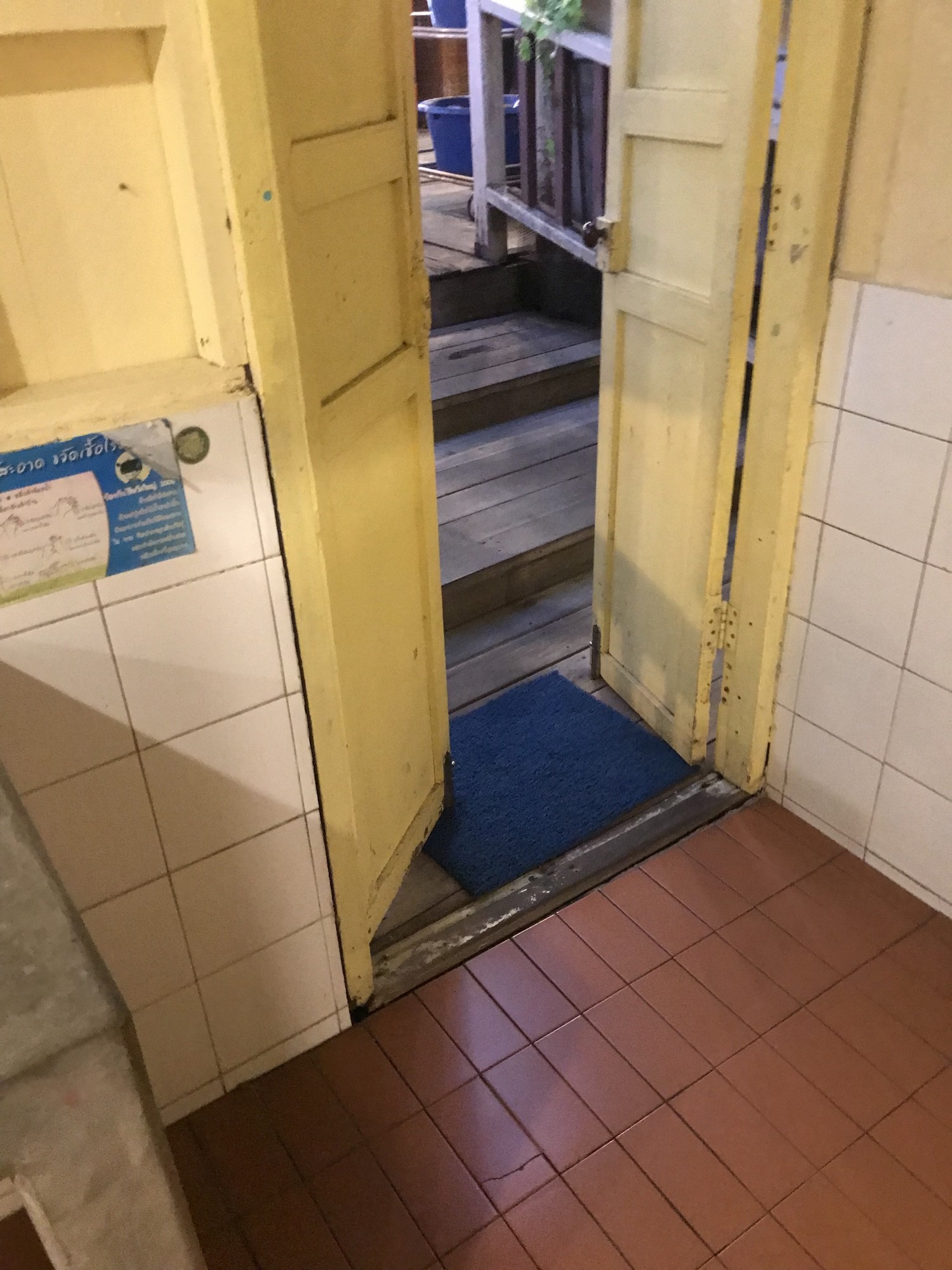 Extra widd toklet doors - but there ard 2 wide steps down to get to bathroom