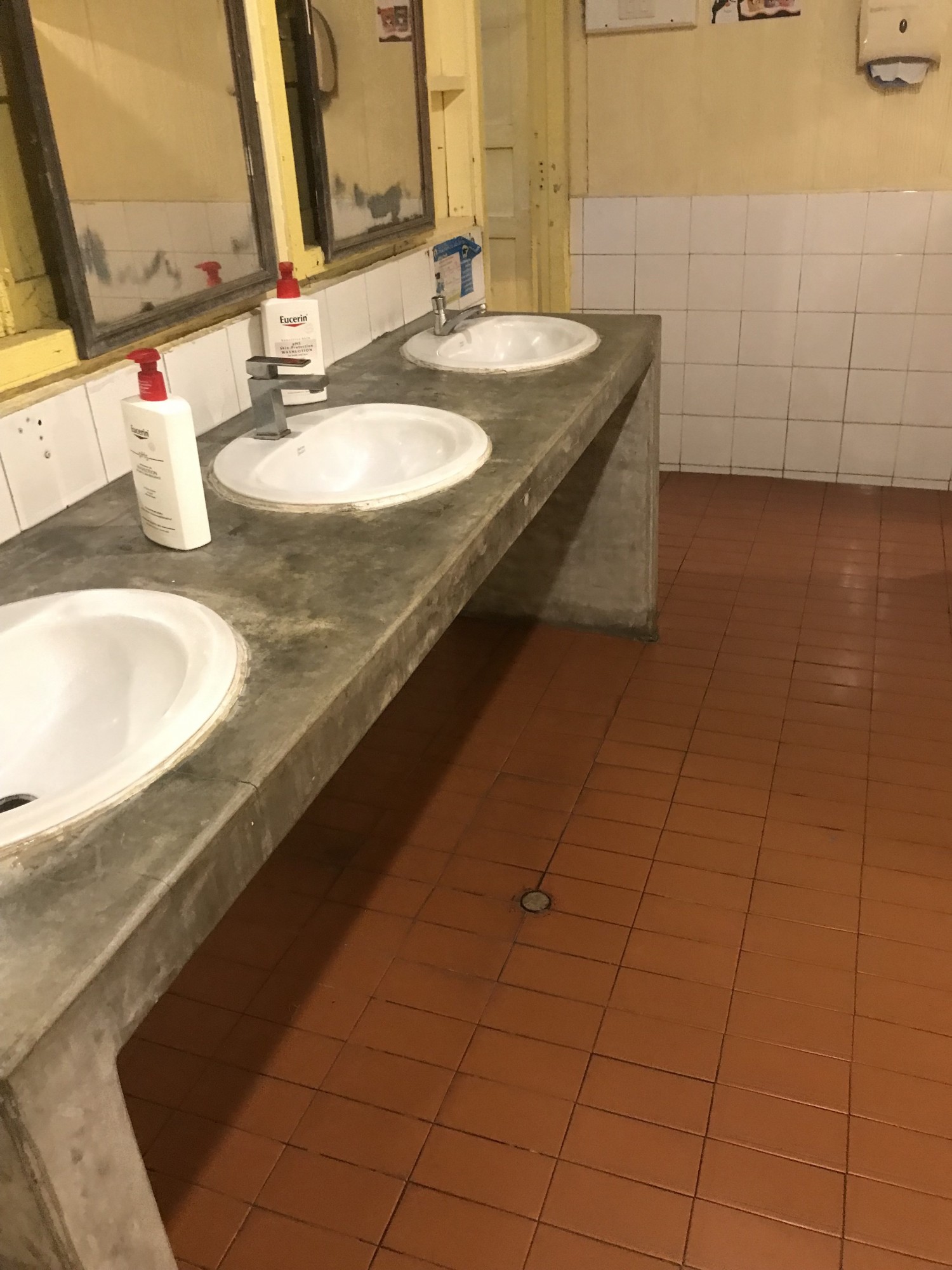 Large sink normal height - clear underneath