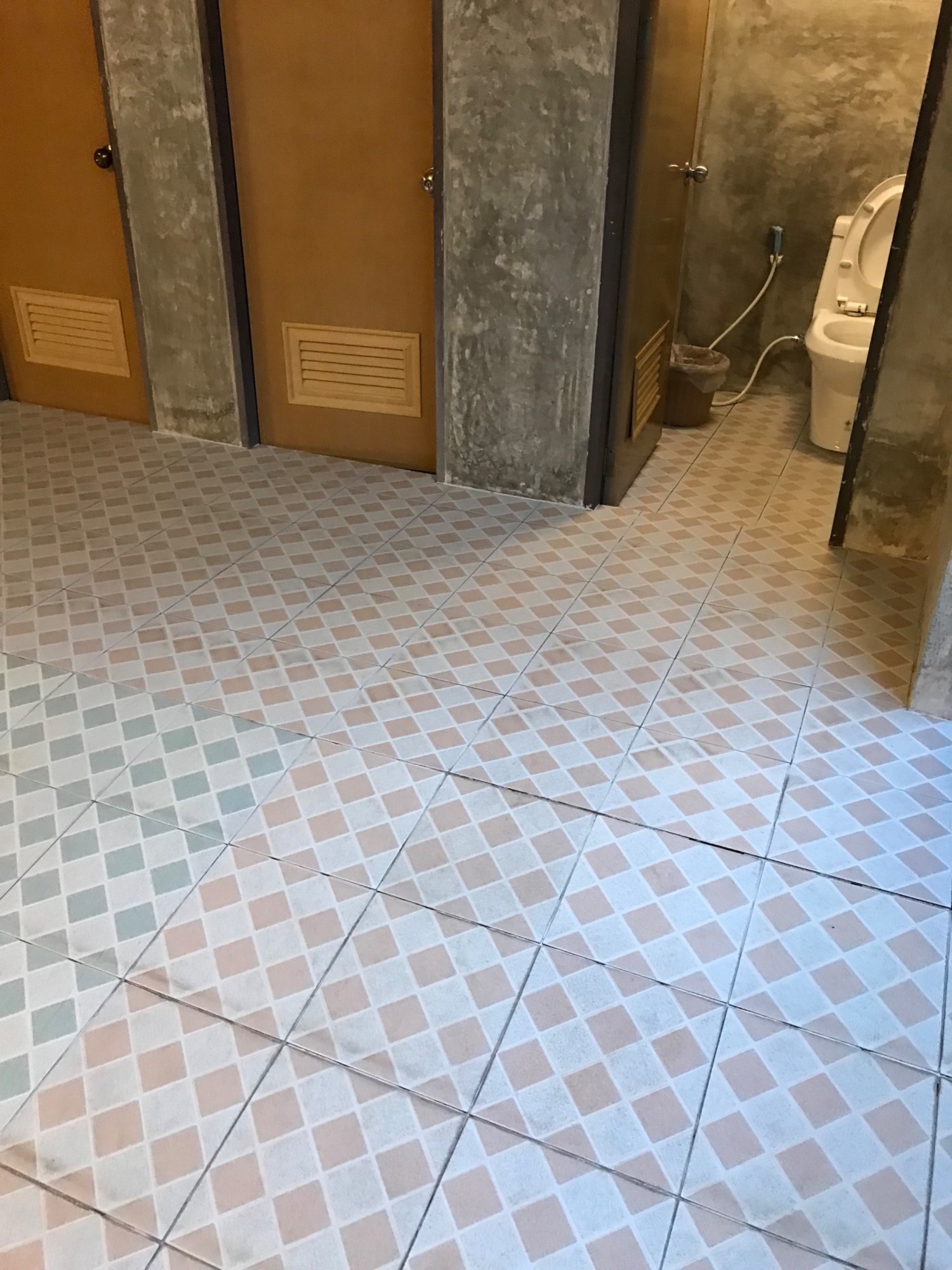 Small step < 10 cm into bathroom pan area