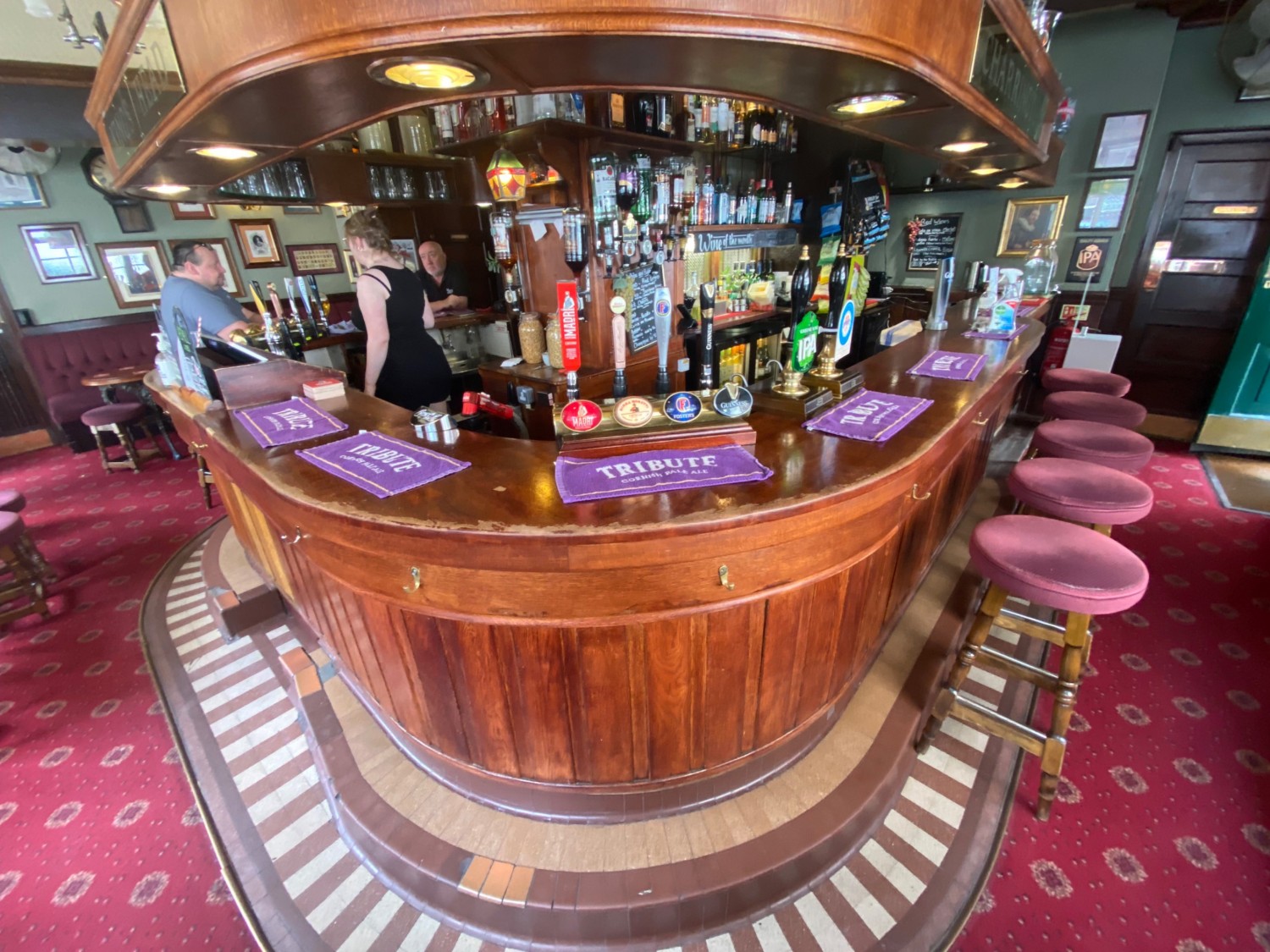 From half booth, facing right. Bar ahead going left and right. Path to further seating on left.
