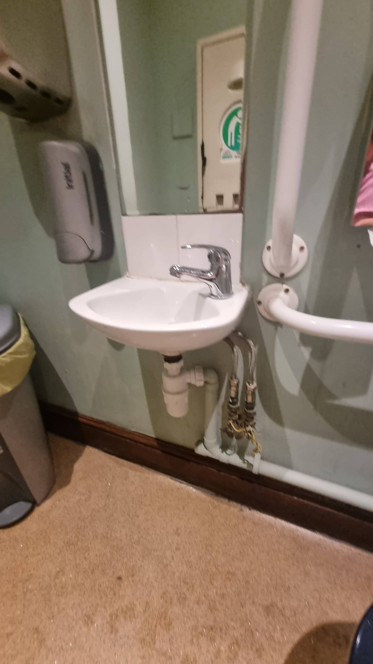 Clear accessible sink