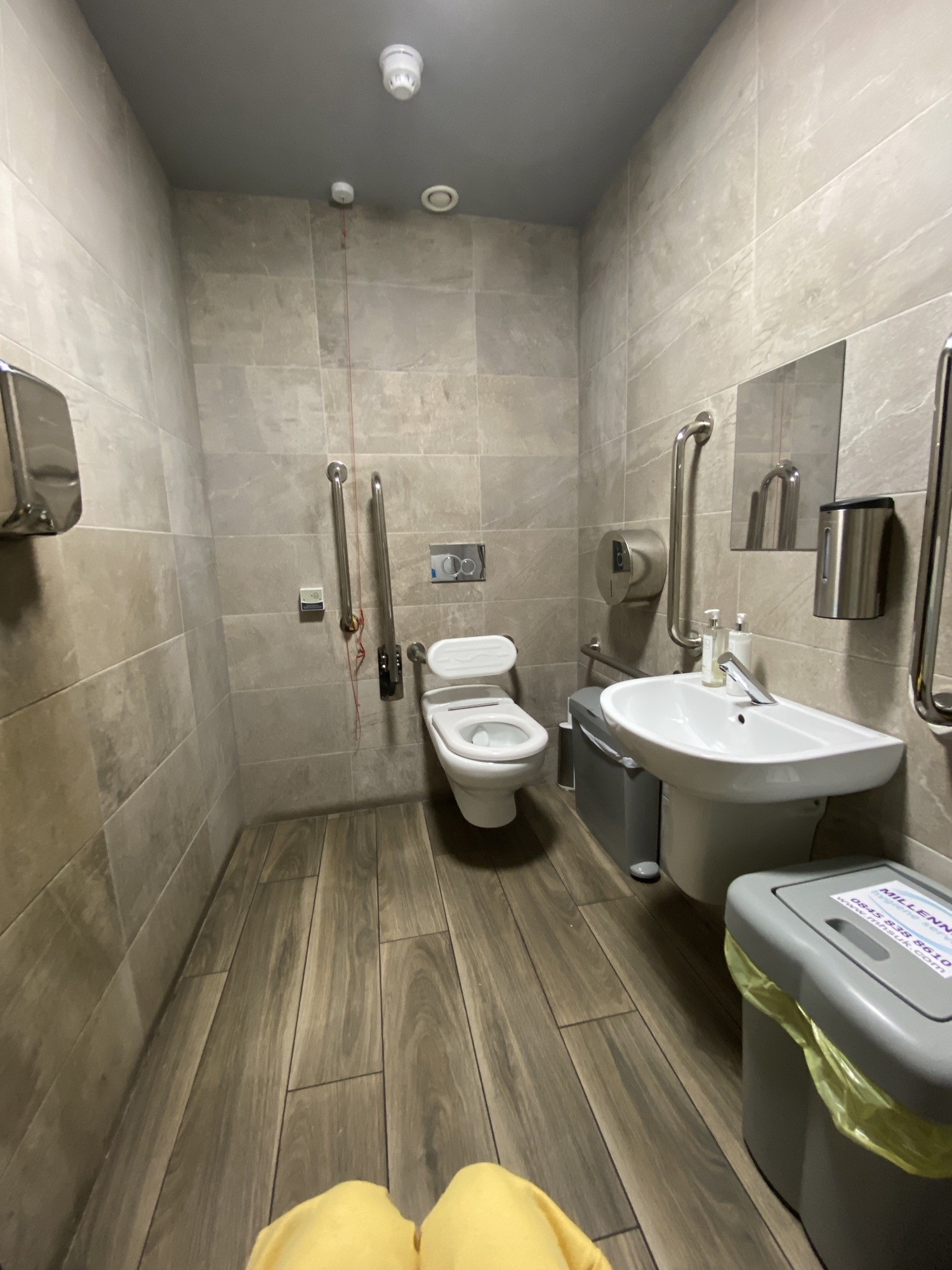 Widenphoto of the bathroom as described above.