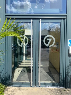 Double doors. Pull open from the middle via vertical handles.