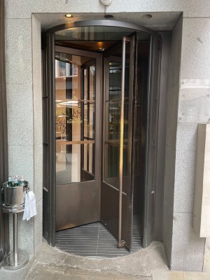 Revolving doors, that move to the right. Vertical handle to push doors round available to the right.