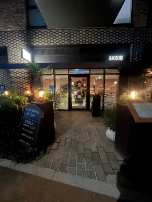 Path to entrance through outdoor front seating.