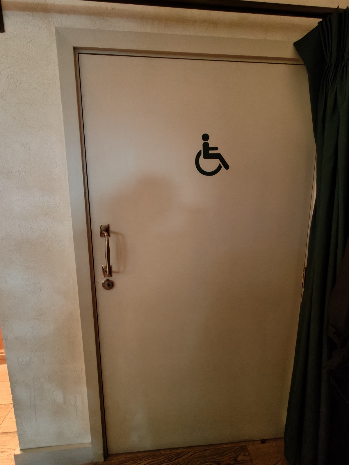 Wheelchair-accessible bathroom