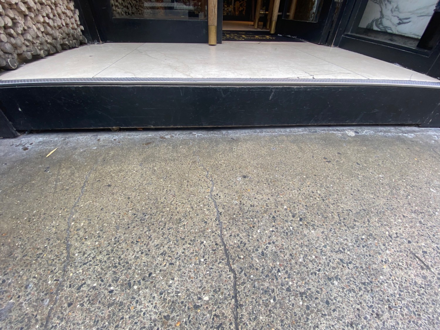 Step leading to o preceding entrance door.
