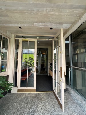 Pull white and glass double doors with handle in the middle.