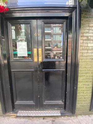 Double push doors. Push from middle.