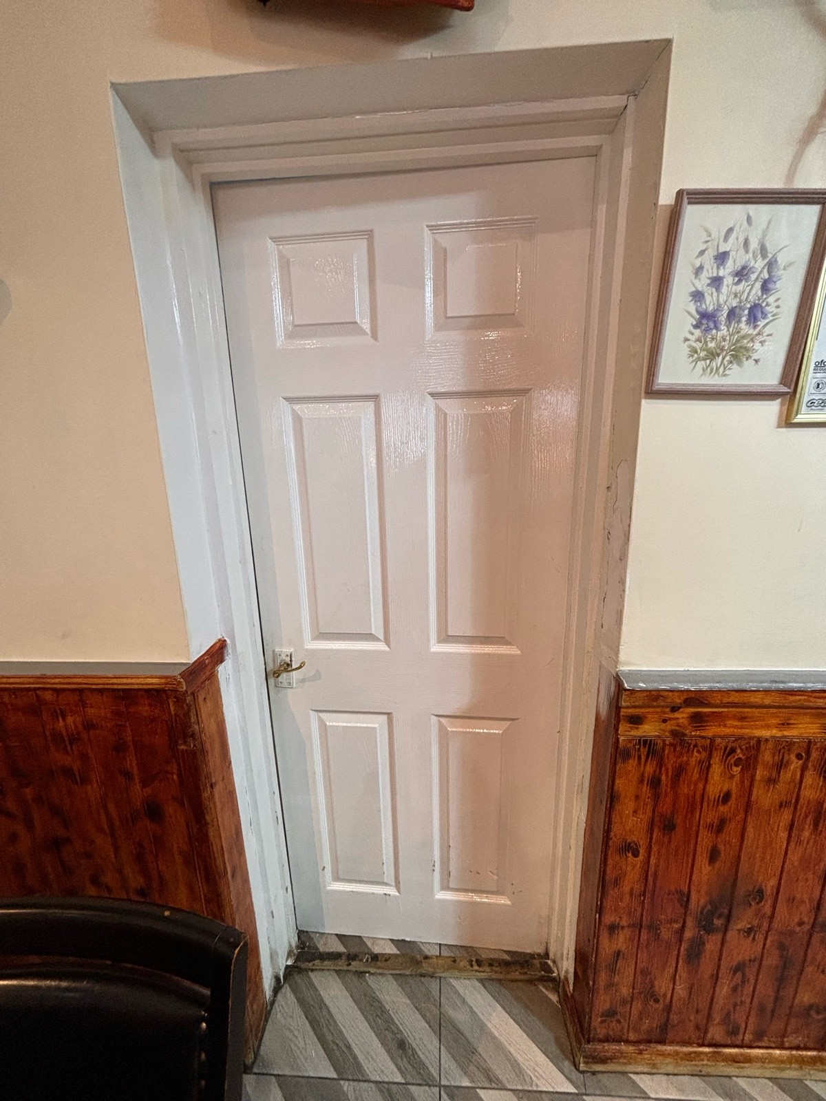 Non wheelchair-accessible bathroom