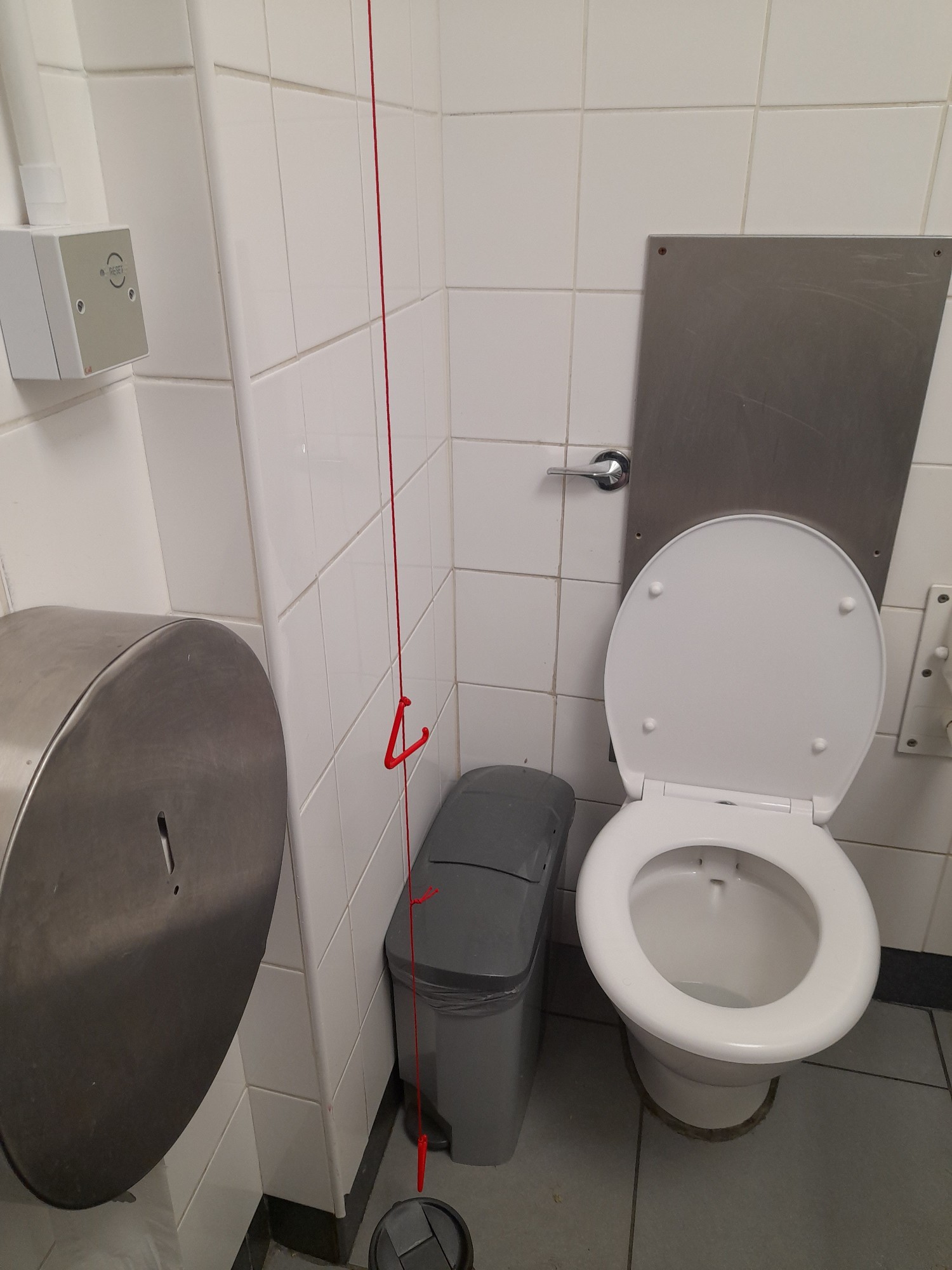 Red cord hanging freely.