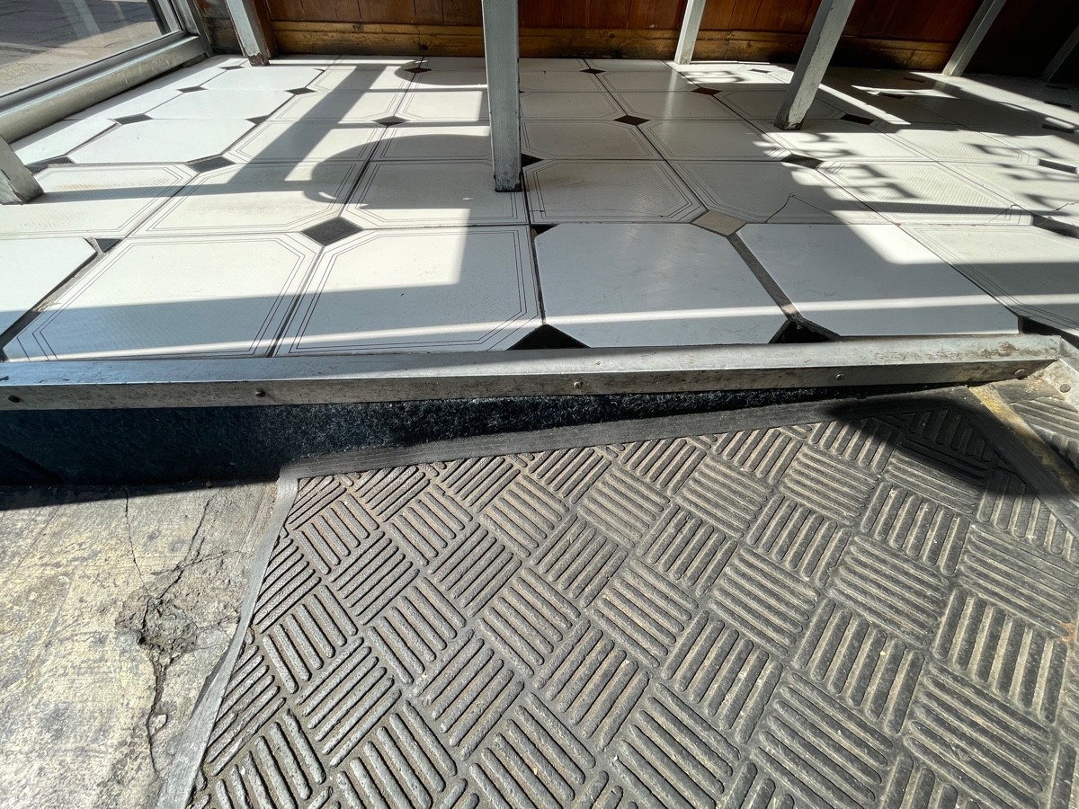 Small step up on left and right side at the top of ramp.