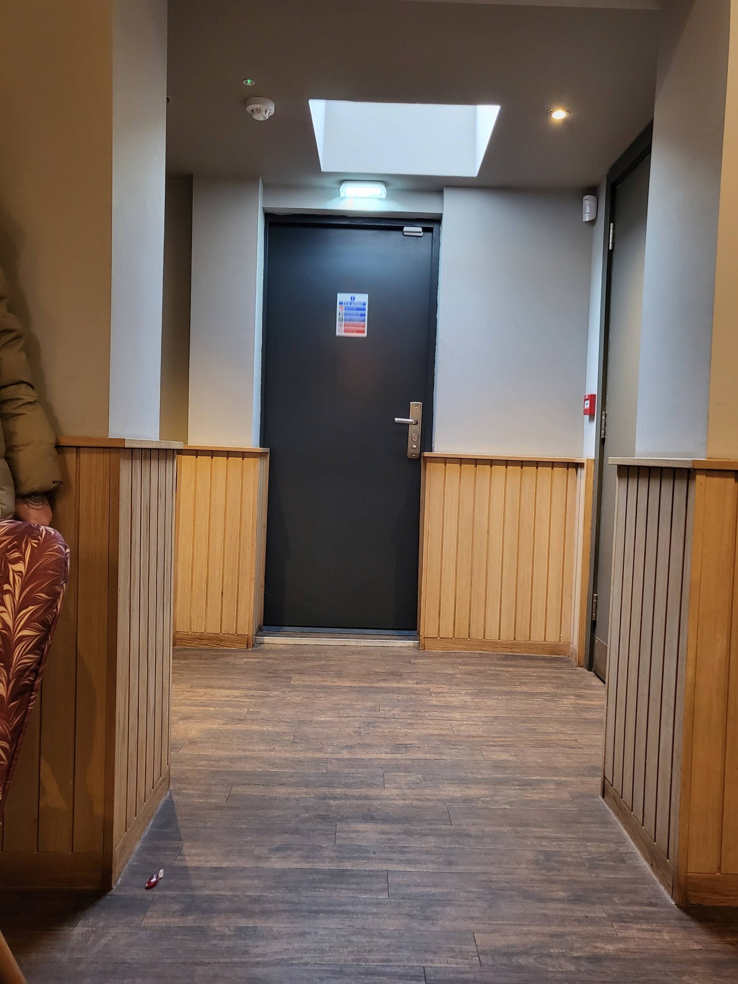Wide area to access the toilet.
Plenty of manoeuvre space.