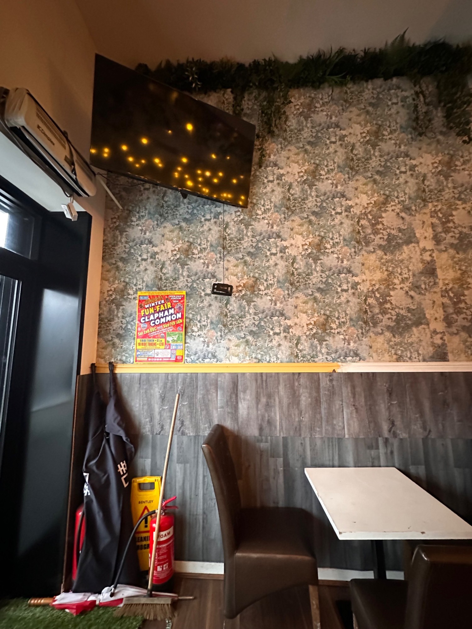From entrance looking right. Screen and table ahead.